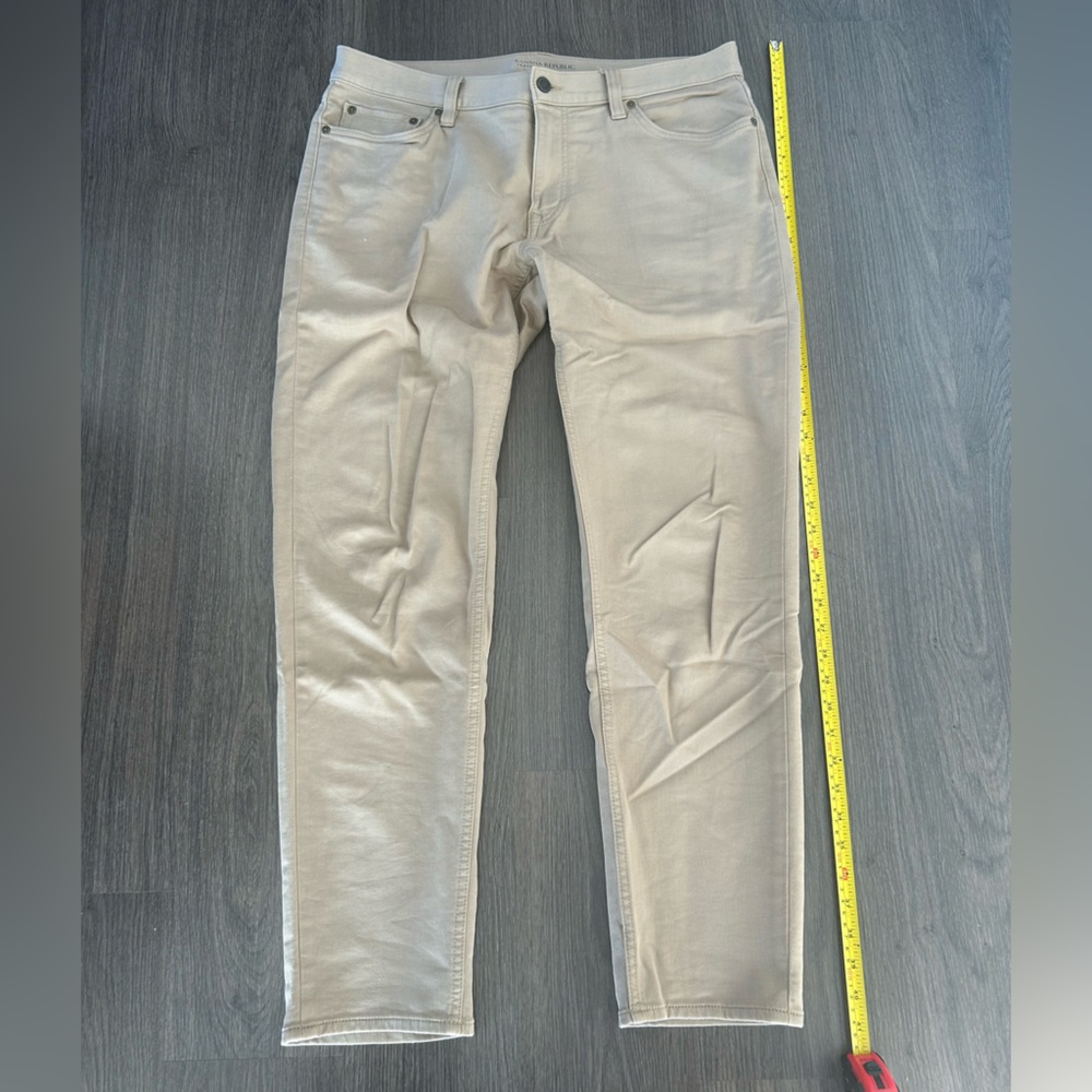 Men's Banana Republic Pants. size 34 x 32, Khaki Beige, Athletic Tapered Fit
